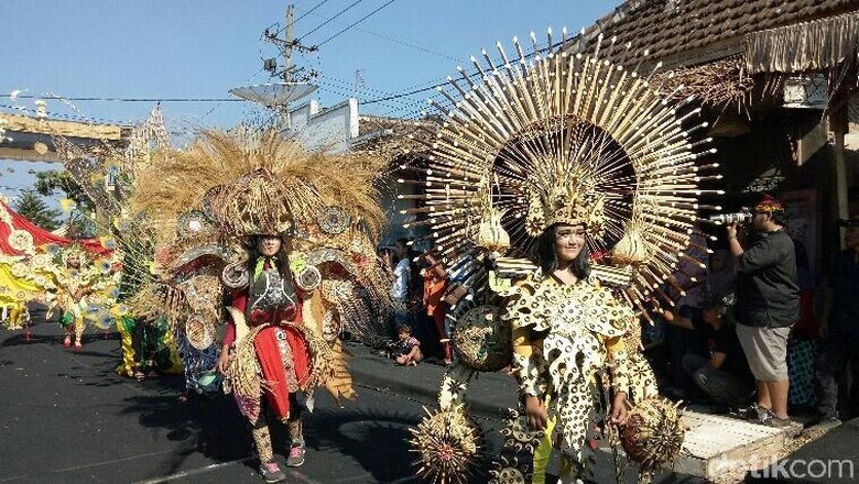 Uniknya Kostum  dari  Bambu  di Gintangan Bambu  Festival