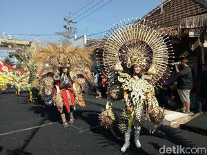 Uniknya Kostum dari Bambu di Gintangan Bambu Festival