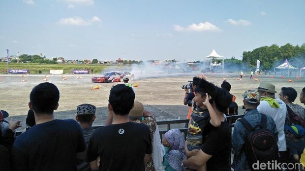 Penonton Kejurnas Drifting putaran pertama di Pondok Cabe