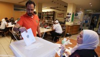 Lebanon menggelar pemilu parlemen setelah 10 tahun absen. Pemilu parlemen di Lebanon terakhir kali digelar pada 2009 silam. Padahal seharusnya pemilu parlemen digelar setiap 4 tahun sekali. (Foto: Dok. REUTERS/Mohamed Azakir)