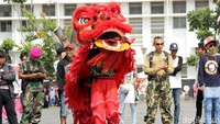 Aksi barongsai yang ditampilkan Marinir.