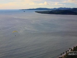Menikmati Paralayang dan Sunset di Bukit Langkisau