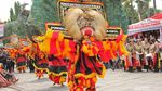 Aksi Polisi-Marinir Bermain Reog dan Barongsai di Trisuci Waisak