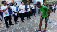 Seorang peserta tampak kelelahan usai adu cepat dengan pelari lainnya.