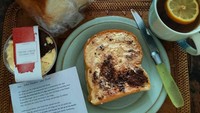 Sepotong roti bakar dengan selai cream cheese ovomaltine jadi menu sarapan Medina Kamil. Terlihat enak ya? Yummy! Foto: instagram @medinakamil