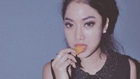 Meski punya tubuh ramping dan ideal, Widi tidak takut ngemil. Keripik dan kerupuk jadi camilan favoritnya yang tak boleh terlewatkan. Foto: Instagram @widikidiw_