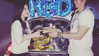 Nah, kali ini Felicya yang memberi surprise ulang tahun untuk Hito. Tak ketinggalan ada cake cokelat untuk menemani momen manis mereka. Foto: Instagram hitocaesar