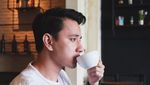 Bikin Gagal Fokus! 10 Gaya Kulineran Si Ganteng Billy Davidson