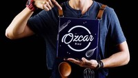 Begini nih pose manis Hito saat memegang kemasan kue kekinian yag digagasnya. Sudah cocok jadi chef belum? Foto: Instagram hitocaesar