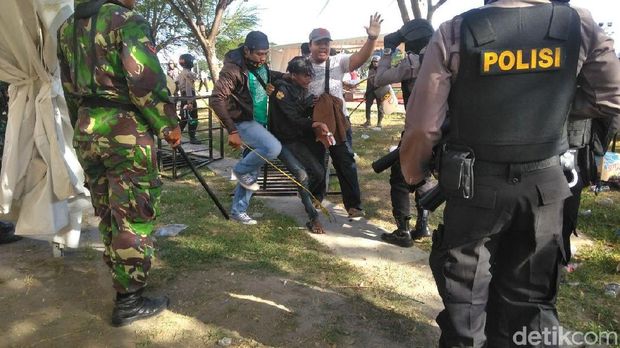 salah seorang suporter diamankan polisi
