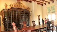 Lemari buku serta meja dan kursi yang masih asli dan otentik (Randy/detikTravel)
