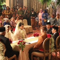 Akad nikah Sekar dengan Ajie Sulistyo Dwi Putra Maryulis digelar di ballroom Hotel Kempinski, Jakarta Pusat. Area ballroom untuk akad nikah ini berbeda dengan tempat resepsi. Untuk akad nikah, ballroom hotel dihiasi gebyok kayu dan emas serta dominasi bunga berwarna merah. Foto: istimewa