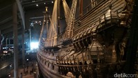 Foto: Kapal Vasa dipajang di tengah museum dengan dipasangi penyangga. Ada patung singa di beberapa sisinya yang disebut sebagai simbol kekuatan. (Idham-detikcom)