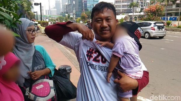 Kaus Pelapis untuk Pemakai #2019GantiPresiden di CFD