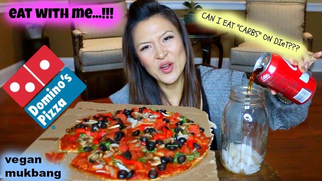 Anda yang suka makanan Asia dan seorang vegan wajib mengintip akun YouTube Mommy Tang. Tak hanya makan, ia suka sering membagi resep makanan vegan ala Korea dan tips diet yang membuat turun 18 kg. Foto: Youtube