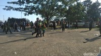 Tindakan para suporter yang beringas dilawan polisi dengan tembakan gas air mata/Foto: Deni Prasetyo Utomo