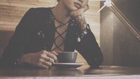 Selain teh, kopi juga jadi minuman favorit dari penyanyi kelahiran tahun 1990. Tatapan manis Widi, bikin gagal fokus, ya? Foto: Instagram @widikidiw_