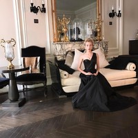 Gaya elegan Varsha ketika mengenakan gaun warna hitam. Foto: Instagram Varsha Strauss