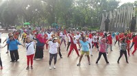 Acara digelar di Tugu Proklamasi, Menteng, Jakarta Pusat. Tak hanya perempuan-perempuan pro Jokowi, kegiatan ini juga diikuti warga sekitar, dari mulai anak-anak, remaja, orang dewasa, hingga lanjut usia (lansia).  (Foto: Marlinda Oktavia Erwanti/detikcom)