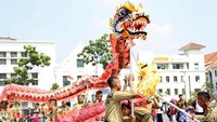 Marinir juga unjuk kebolahan. Mereka menggelar atraksi barongsai dan liong.