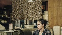 Cantik dan elegan, ini pose menawan dari Widi ketika tengah menikmati teh hangat di sebuah restoran bergaya oriental. Foto: Instagram @widikidiw_