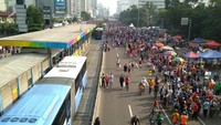 Ruas jalan terbagi untuk mereka yang berolahraga juga berjualan (Foto: Yuni Ayu Amida/detikcom)