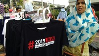 Kaus #2019JKWSalam2Periode dijual di lokasi yang sama dengan kaus #2019GantiPresiden. (Foto: Yuni Ayu Amida/ detikcom)