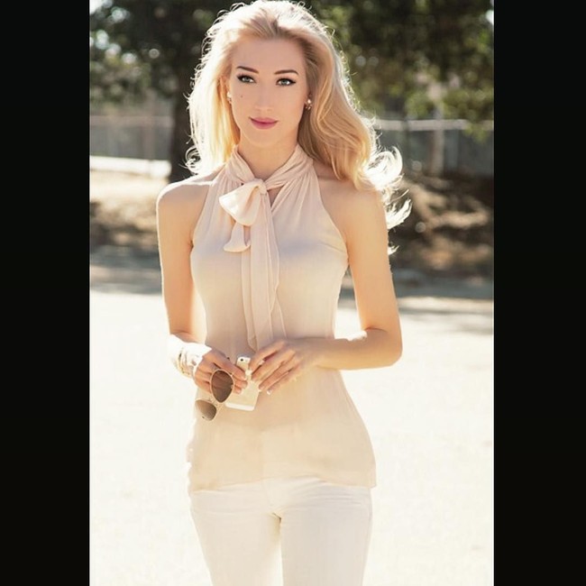 Varsha juga cantik saat tampil minimalis. Seperti gayanya saat mengenakan busana tanpa lengan dan celana putih berikut. Foto: Instagram Varsha Strauss