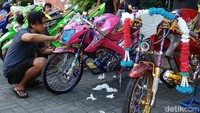 Pemilik sedang mempercantik motor yang akan dilombakan.