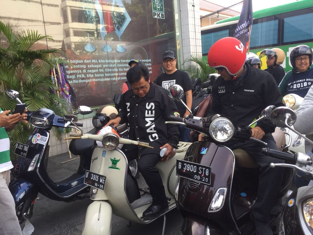 Cak Imin pilih naik Vespa di acara pungut sampah.