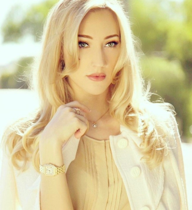 Kakak Aditya, Panji Trihatmojo, menikahi wanita bule bernama Varsha Strauss. Varsha yang berkebangsaan Austria dipinang Panji pada pada 3 Agustus 2019. Wanita berambut pirang ini berasal dari keluarga seniman. Kakaknya adalah seorang gitaris rocker yang tergabung dalam grup musik The Iron Maidens. Sementara ayahnya, James Strauss, juga musikus. Varsha sendiri diketahui mahir bermain gitar. Foto: (varshastrauss/Instagram)