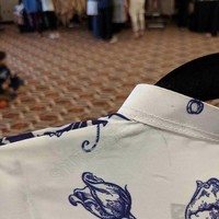 Ketahuan deh kalau print baju ini datangnya dari situs stok foto, Shutterstock. Watermarknya lupa dihapus. Foto: Istimewa