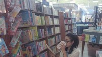 Sambil duduk santai, Widi terlihat asyik menikmati kopi hangat sambil membaca buku anak-anak di toko buku. Foto: Instagram @widikidiw_