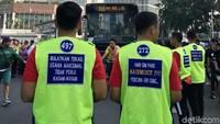 Mereka juga mengenakan rompi bertuliskan aneka pesan untuk tidak berbuat curang saat melamar dan mengikuti tes kepolisian.