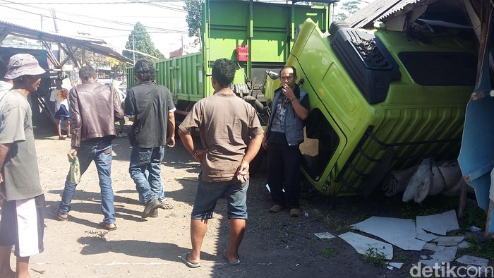 Truk Sumbu Enam Tabrak Rumah Warga di Tasikmalaya