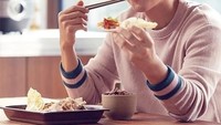 Menatap kamera, ini pose Joong-ki saat memegang sumpit dan memegang hidangan Korea di hadapannya. Ada yang tahu menu apa yang dilahap suami Song Hye-kyo ini? Foto: Instagram songjoongkionly