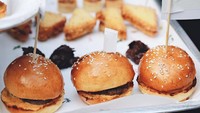 Melihat sajian burger dengan paduan patty yang juicy ditengahnya kok jadi laper ya? Billypun menuliskan caption untuk foto ini, Three wise burger. Foto: Instagram @billydavidson_