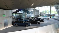 Mulai dari BMW Motorrad, BMW, MINI sampai mobil super mewah Rolls-Royce ada di sini.