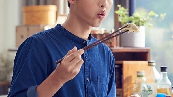 Duh, Manisnya 10 Pose Song Joong-ki Saat Masak sampai Cicip Gyoza