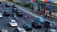 Mereka nekat menyeberang meski lalu lintas ramai oleh kendaraan.