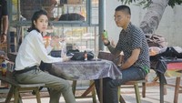 Siapa sangka Widi punya hobi nongkrong di warung makan sederhana. Cukup air putih botolan dan kerupuk warung, untuk menemaninya ngobrol bersama teman. Foto: Instagram @widikidiw_