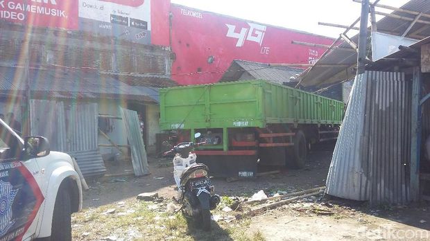 Truk Sumbu Enam Tubruk Rumah Warga di Tasikmalaya