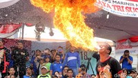 Para penari reog juga melakukan atraksi menyemburkan api.