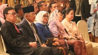 Mendagri Tjahjo Kumolo, Wapres JK, Mufidah Kalla, Sinta Nuriyah dan Menko PMK Puan Maharani duduk bersebelahan.