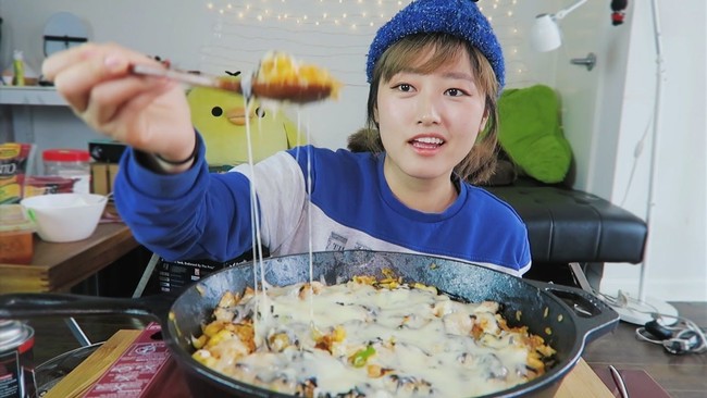 Salah satu Youtuber Korea yang dikenal dengan video mukbang-nya adalah Keemi. Ia punya cukup banyak subscriber karena bisa berbahasa Inggris sehingga mengundang lebih banyak penonton. Selain itu, YouTuber yang punya lebih dari 700 subscriber ini juga dikenal ceria dan suka bercerita. Foto: Youtube