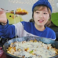 Salah satu Youtuber Korea yang dikenal dengan video mukbang-nya adalah Keemi. Ia punya cukup banyak subscriber karena bisa berbahasa Inggris sehingga mengundang lebih banyak penonton. Selain itu, YouTuber yang punya lebih dari 700 subscriber ini juga dikenal ceria dan suka bercerita. Foto: Youtube