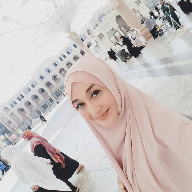 Saat beribadah umroh, Paramitha Rusady tampil cantik dengan balutan khimar berbahan sifon dan berwarna dusty pink. Foto: Instagram Paramitha Rusady