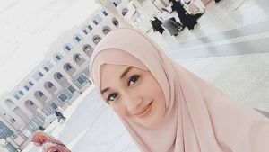 10 Gaya Paramitha Rusady Pakai Hijab, Cantiknya Tak Luntur