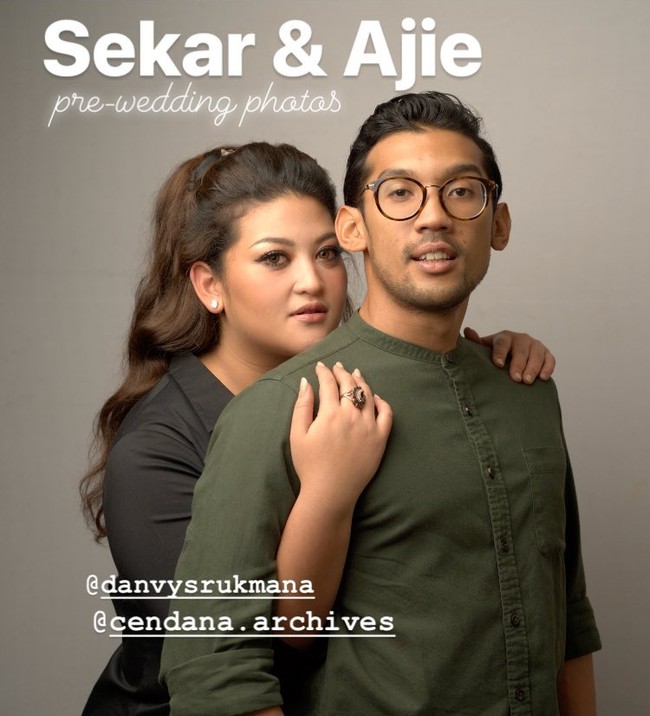 Dalam foto berikutnya yang diunggah oleh akun Instagram @cendana.archives, Sekar dan Ajie bergaya formal-casual. Memakai kemeja hitam, Sekar membiarkan rambut panjangnya tergerai. Sedangkan Ajie mengenakan kemeja hijau. Foto: Instagram/Cendana Archives