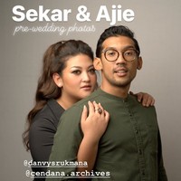 Dalam foto berikutnya yang diunggah oleh akun Instagram @cendana.archives, Sekar dan Ajie bergaya formal-casual. Memakai kemeja hitam, Sekar membiarkan rambut panjangnya tergerai. Sedangkan Ajie mengenakan kemeja hijau. Foto: Instagram/Cendana Archives